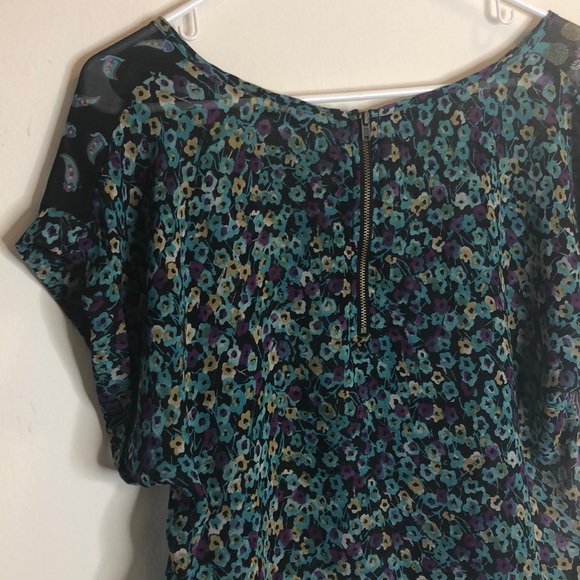 Sheer floral slightly cropped Xhiliration top! - Picture 5 of 7